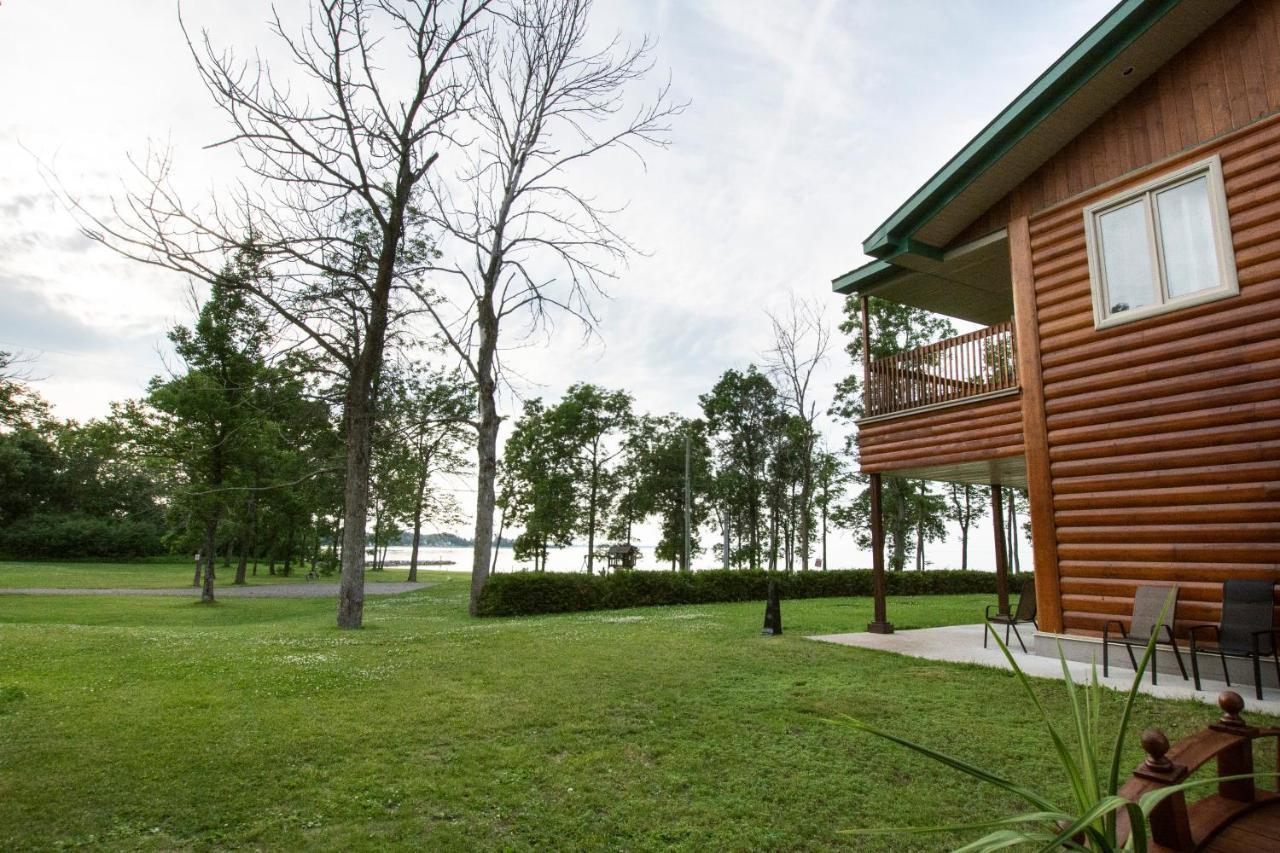 Chalets Et Spa Lac Saint-Jean Шамбор Екстериор снимка
