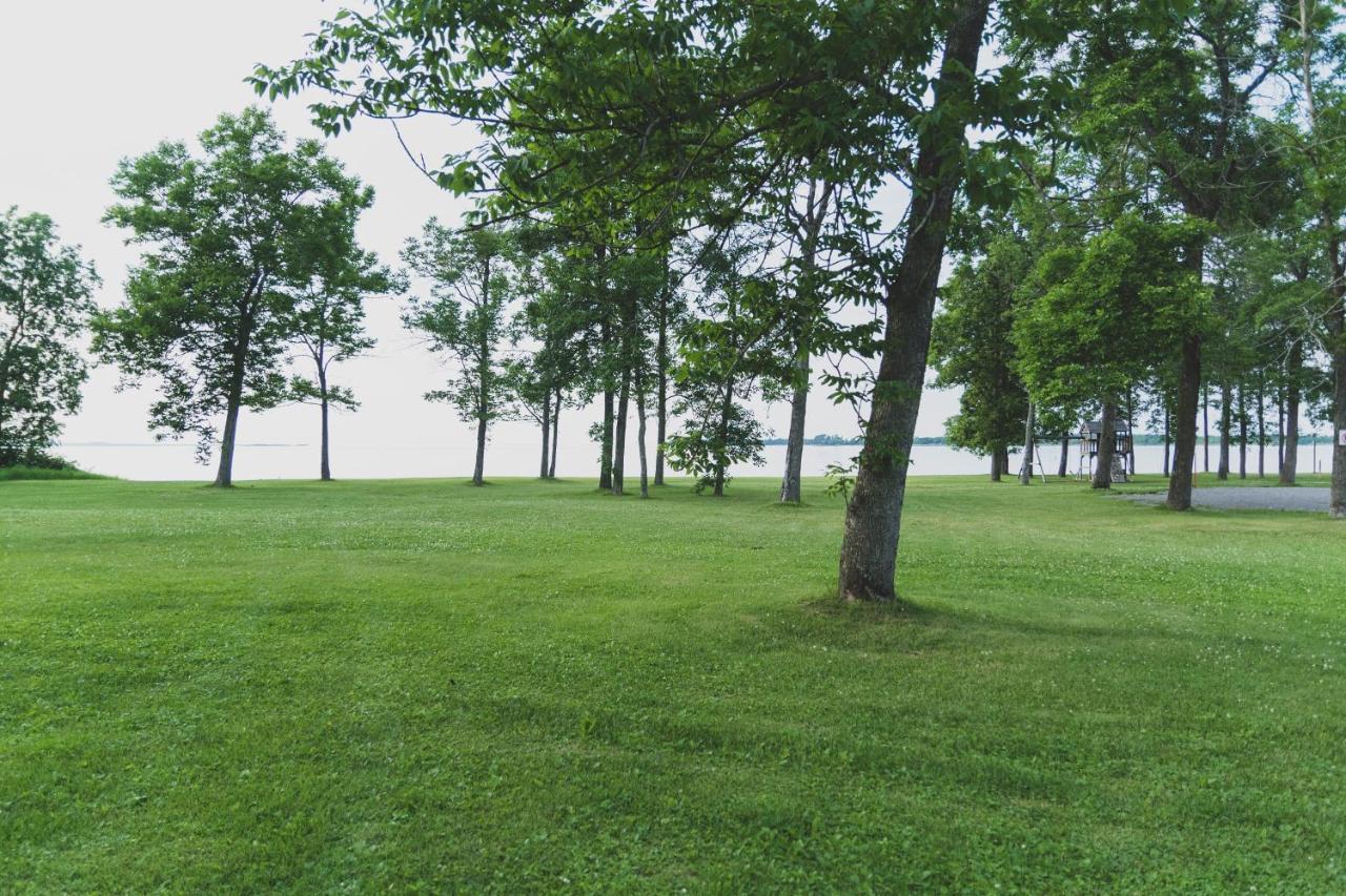 Chalets Et Spa Lac Saint-Jean Шамбор Екстериор снимка