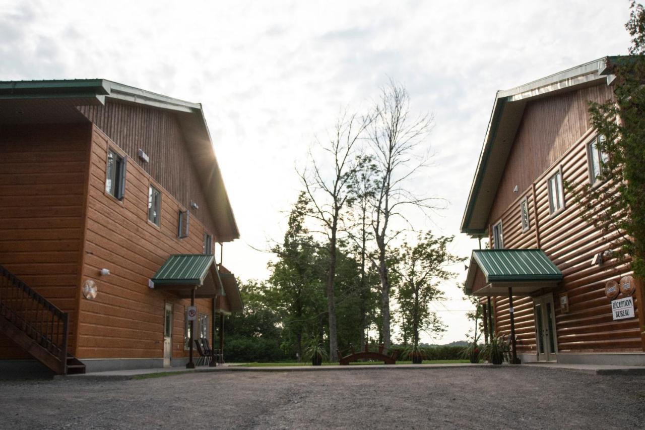 Chalets Et Spa Lac Saint-Jean Шамбор Екстериор снимка
