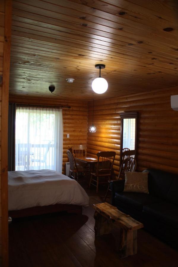 Chalets Et Spa Lac Saint-Jean Шамбор Екстериор снимка