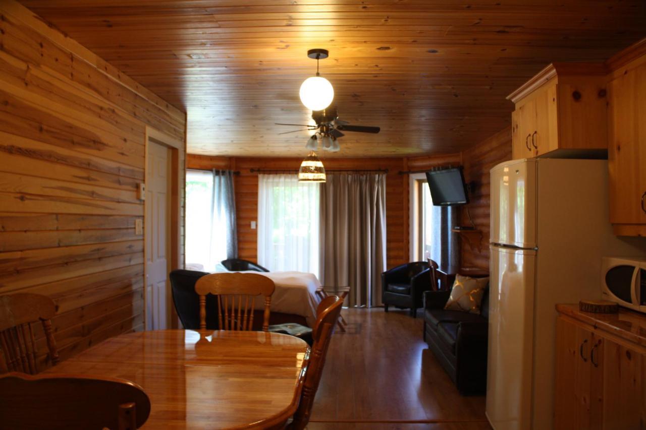 Chalets Et Spa Lac Saint-Jean Шамбор Екстериор снимка