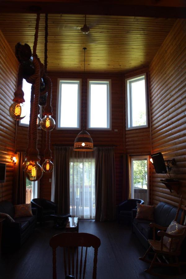 Chalets Et Spa Lac Saint-Jean Шамбор Екстериор снимка
