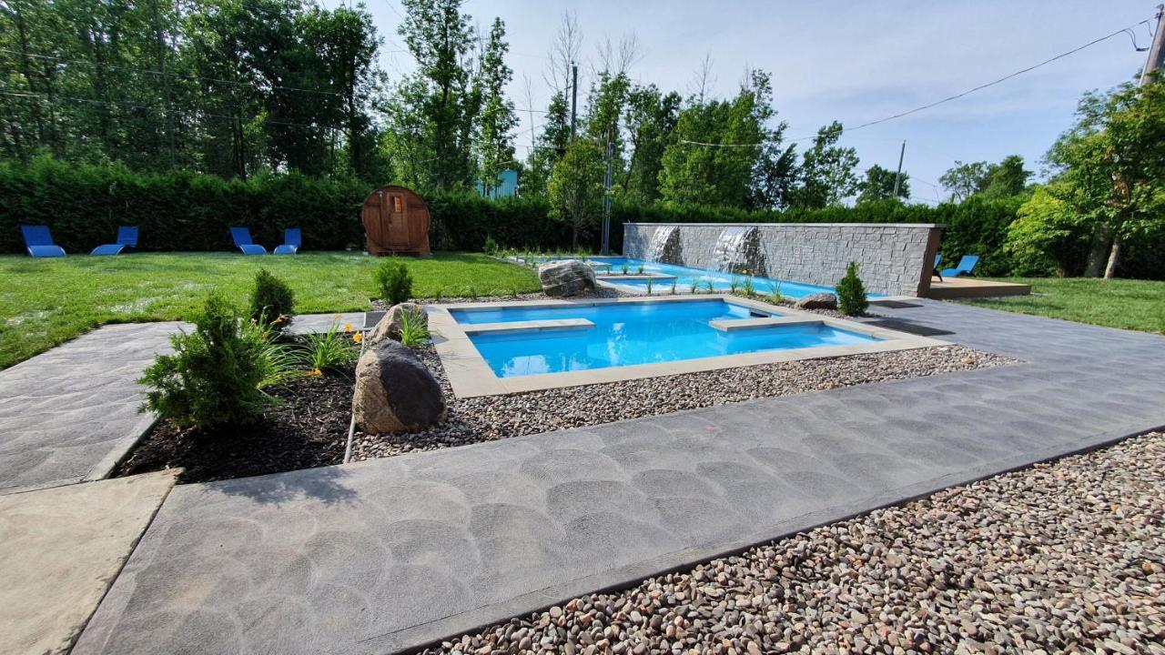 Chalets Et Spa Lac Saint-Jean Шамбор Екстериор снимка